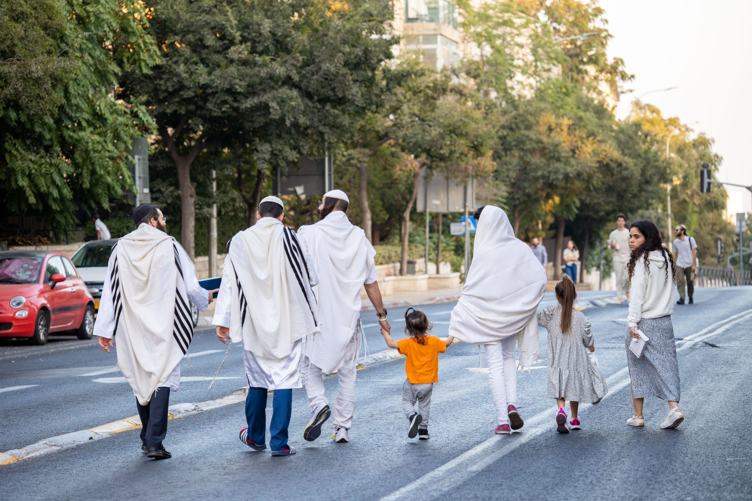 How do different Jewish religious groups interact in everyday life? post thumbnail image